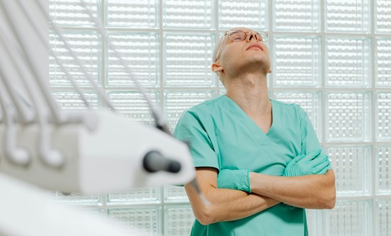 Uno de cada tres profesionales sanitarios en Europa presenta síntomas de depresión o ansiedad Uno de cada tres profesionales sanitarios en Europa presenta síntomas de depresión o ansiedad